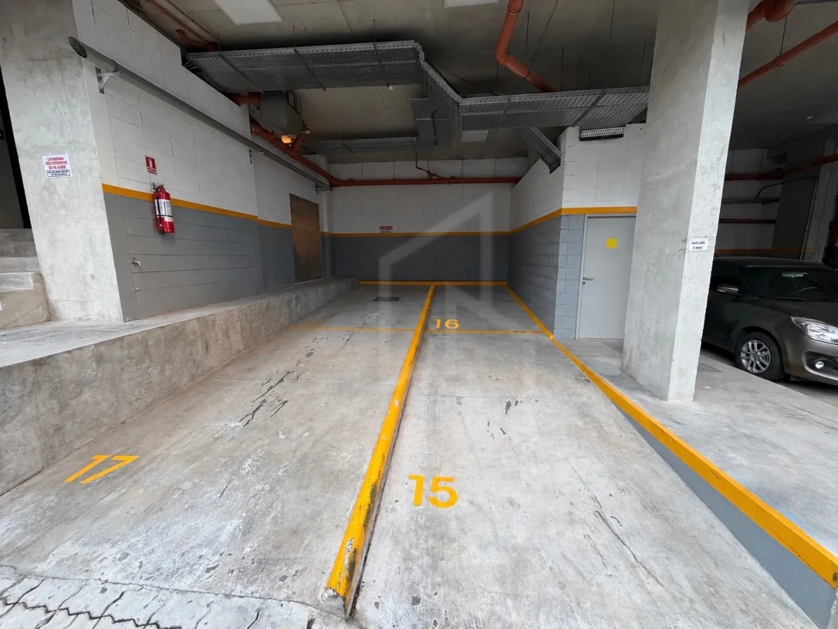Garage en Tres Cruces, propiedad 299100 -Imagen 2