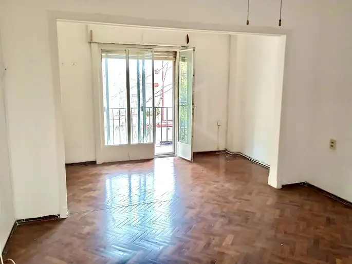 Se alquila gran apartamento en cordón sur de 3 dormitorios, 2 baños, balcón. Placares.