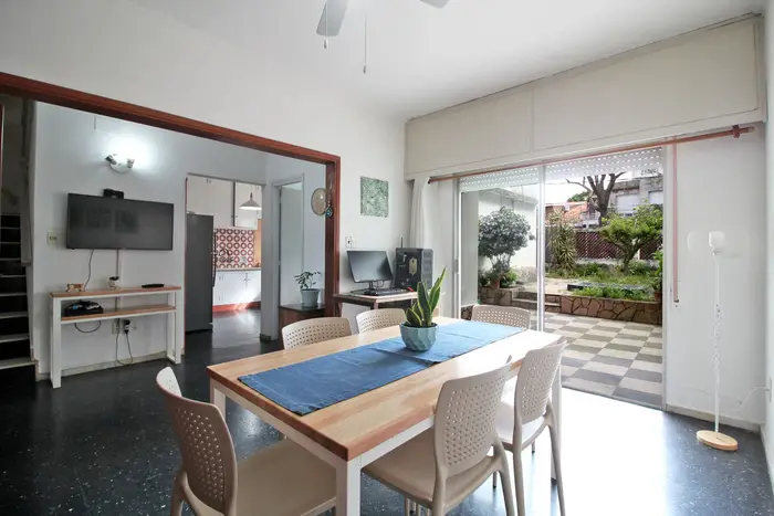 Venta casa cuatro dormitorios más escritorio, patio y garage en Buceo