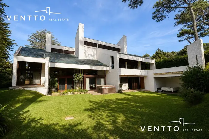 Casa en Venta 4 suites Cantegril Playa Mansa Punta del Este