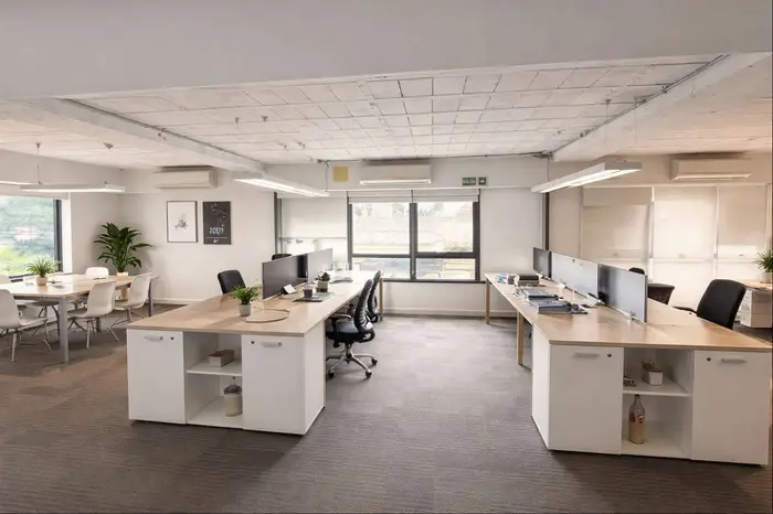 Alquiler Oficina Corporativa en en Carrasco Sobre Arocena 5 despachos, sala de Reuniones, Gran sala Multifuncional, 4 cocheras, Sin gastos comunes