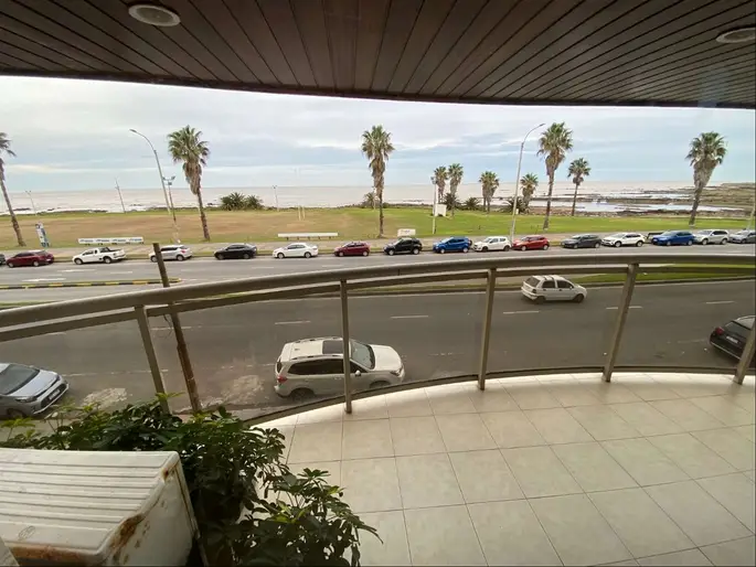 Apartamento en alquiler Rambla de Punta Carretas 4 dormitorios con gran patio de 100 m2