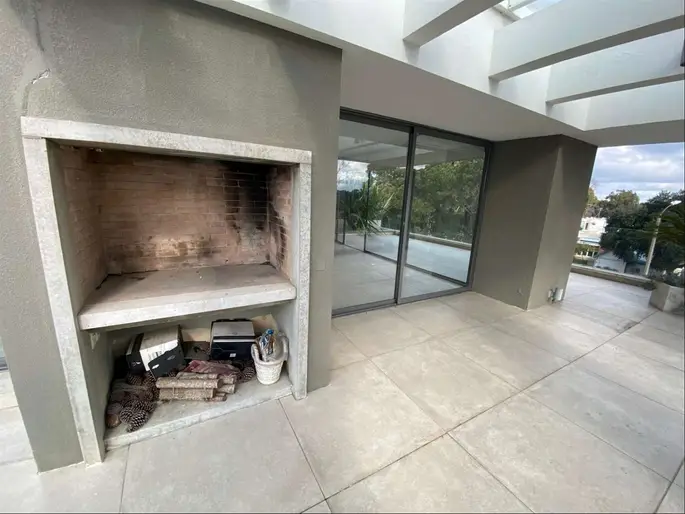 Apartamento sobre Arocena a metros del Carrasco Lawn Tenis en alquiler 3 dormitorios y 2 garages