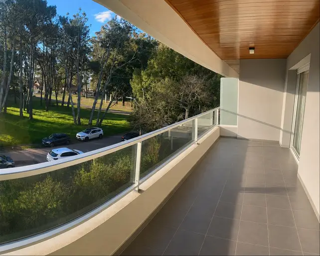 Excelente planta al frente apartamento con terraza 3 dormitorios suite y gjes, piscina, bbq. US$ 595.000  gastos comunes de US$ 600 Foti Vende