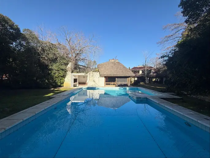 Chalet de gran jerarquía sobre la hermosa calle Santander al Sur !
