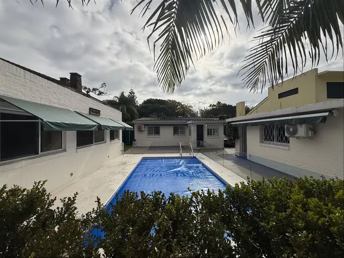 Sobre la calle Manuel Otero, Chalet Hiper Impecable reciclado en el año 2016 totalmente desarrollado en una planta con buen fondo verde, hermosa barbacoa y divina piscina.