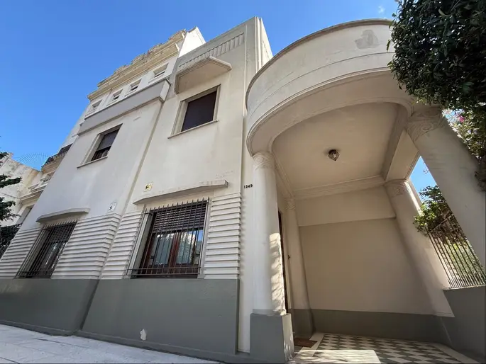 Importante Casona ubicada en estratégica esquina sobre Bulevar Artigas !