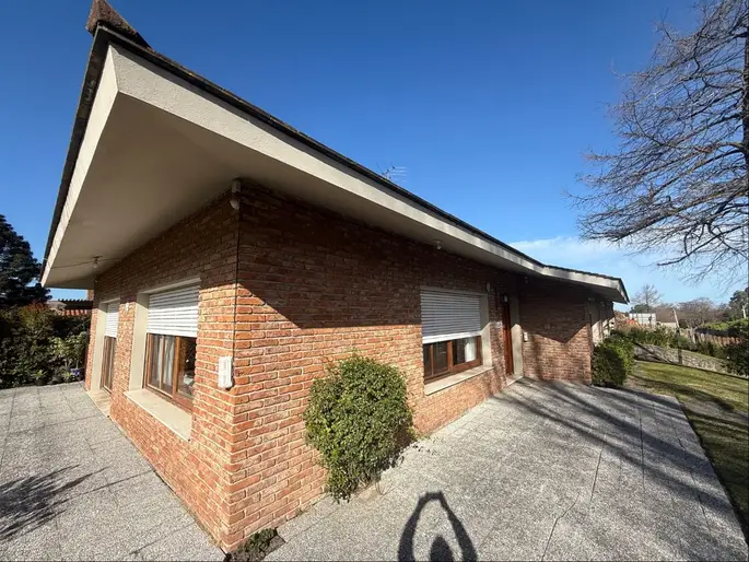 Muy cerca del Colegio British, extraordinaria construcción chalet de gran frente totalmente desarrollado en una planta