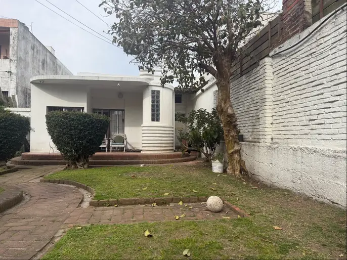 Oportunidad con una ubicación privilegiada sobre la calle Palmas y Ombúes cerca de la Rambla y del centro comercial de Punta Gorda.