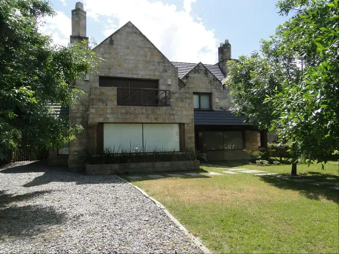 Sobre Médanos del Pinar en entorno de mucha calma 3 o 4 dorm 2 en suite, cocina con isla, jardín y piscina climatizada, gas y gjes US$ 3000 Foti Alquila