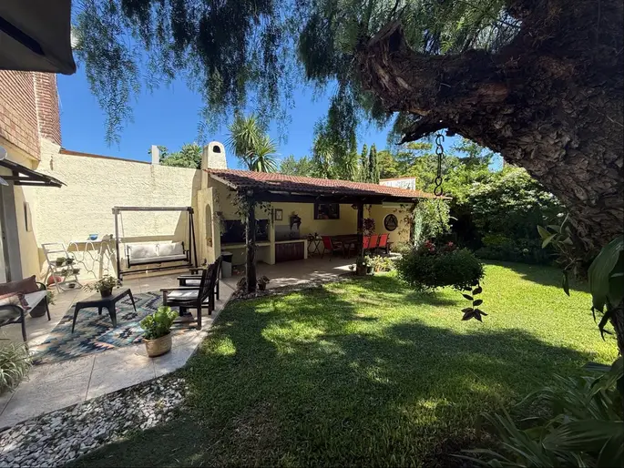 Sobre la calle Miami hermosa casa con muchas arcadas en cada ambiente, muy cálida !
