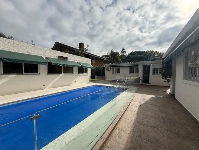 Sobre la calle Manuel Otero, Chalet de Revista Impecable reciclado en el año 2016 totalmente desarrollado en una planta con buen fondo verde, hermosa barbacoa y divina piscina.