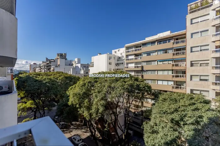 VENTA APARTAMENTO EN PUNTA CARRETAS - 3 DORMITORIOS, ESTAR, SERVICIO Y 2 GARAJES